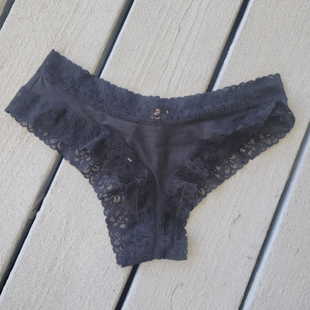 VICTORIA'S SECRET SIZE M CHEEKY PANTY BLACK  LACE COTTON AND SPANDEX NWT